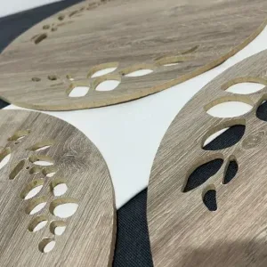 set 4 platos de madera de sitio color claro