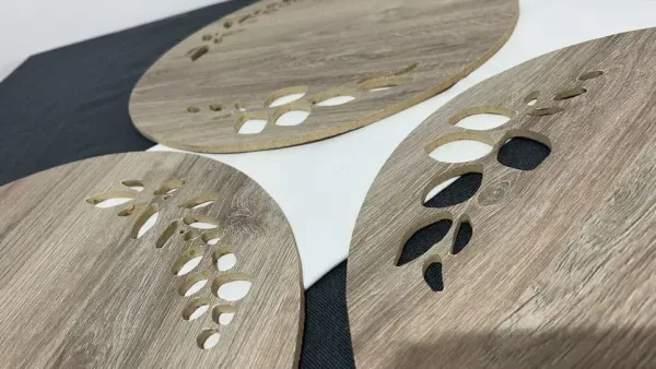 set 4 platos de madera de sitio color claro