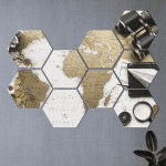 cuadros hexagonales de mapa , vinoculares y una lupa
