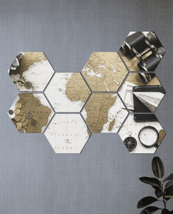 cuadros hexagonales de mapa , vinoculares y una lupa