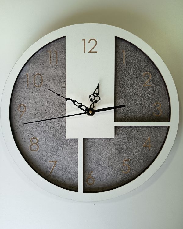 Reloj moderno y minimalista