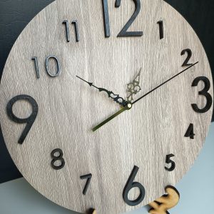 Reloj moderno y minimalista