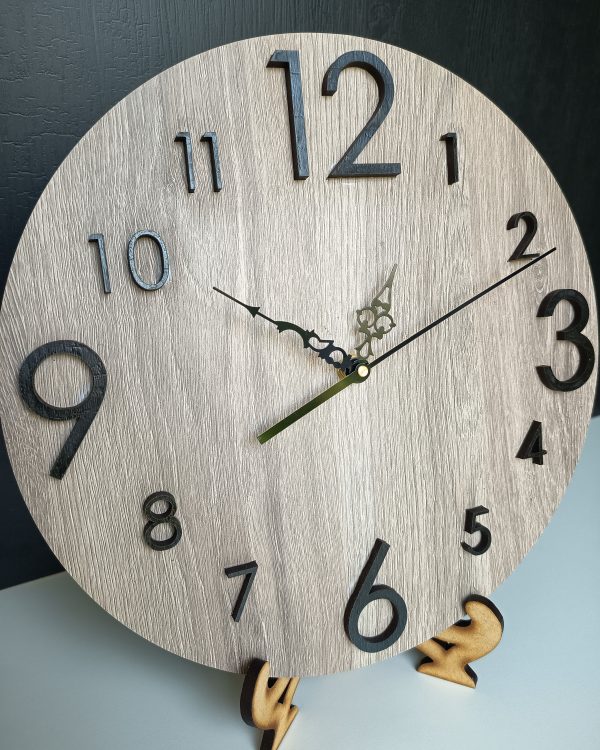Reloj moderno y minimalista