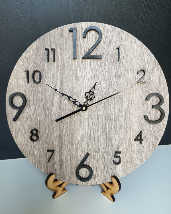 Reloj moderno y minimalista